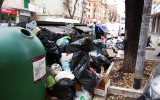 Roma emergenza rifiuti, cassonetti straripanti dopo le feste 
